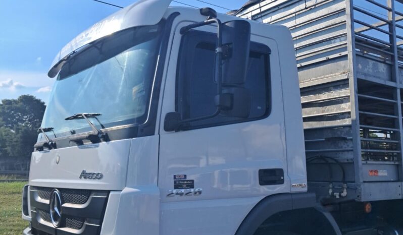 MB Atego 2426 6X2 GAIOLA SUÍNA – (2014) completo