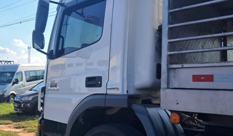 MB Atego 2426 6X2 GAIOLA SUÍNA – (2014) completo