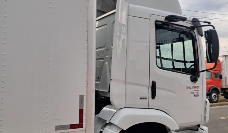 VW 24.280 6X2 CRM Prime Baú Carga Seca – (2021) completo