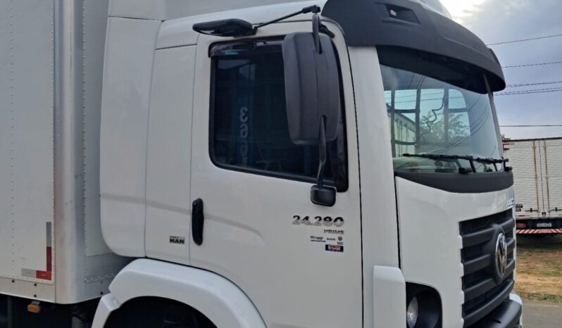 VW 24.280 6X2 CRM Prime Baú Carga Seca – (2021) completo