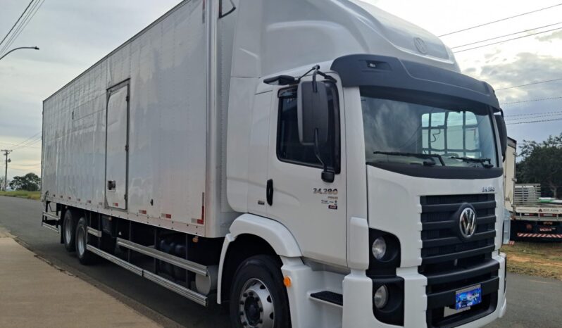 VW 24.280 6X2 CRM Prime Baú Carga Seca – (2021) completo
