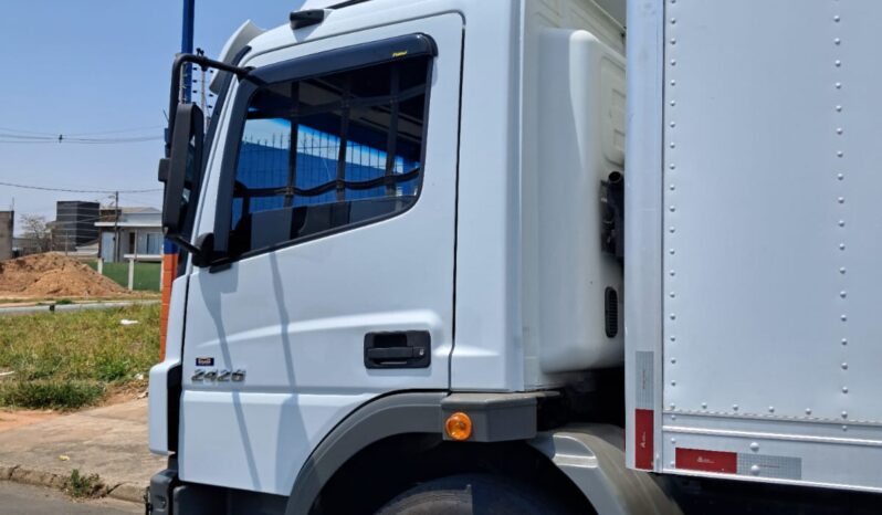 MB ATEGO 2426 6X2 Baú Carga Seca – (2019) completo