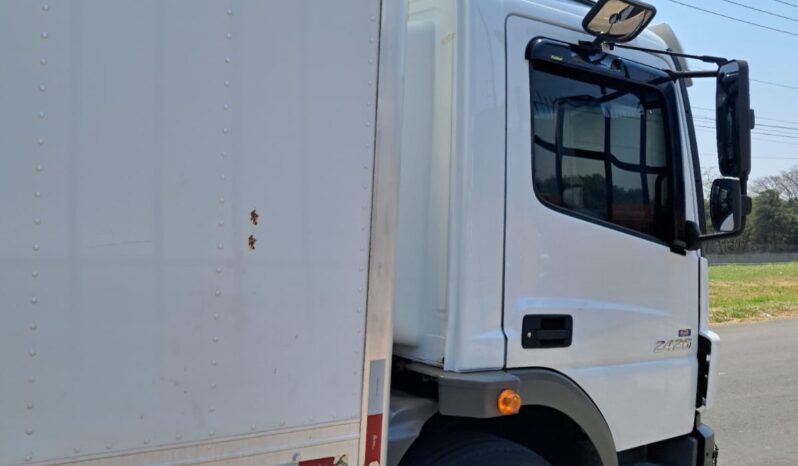 MB ATEGO 2426 6X2 Baú Carga Seca – (2019) completo