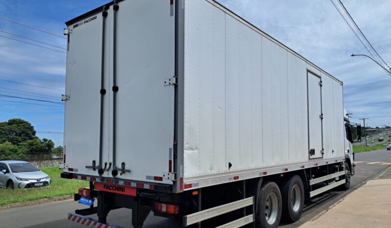 MB Atego 2430 6X2 Cabine Leito – Baú C.Seca – (2021) completo