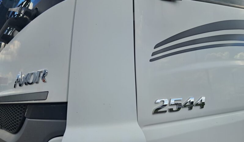 M.Benz AXOR 2544 LS 6X2 C.Leito – (2016) completo