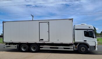 MB Atego 2430 6X2 Cabine Leito – Baú C.Seca – (2021) completo