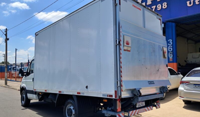 Iveco Daily 35S14 Baú Carga Seca – (2019) – COM PLATAFORMA ELEVATÓRIA completo