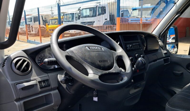 Iveco Daily 35S14 Baú Carga Seca – (2019) – COM PLATAFORMA ELEVATÓRIA completo