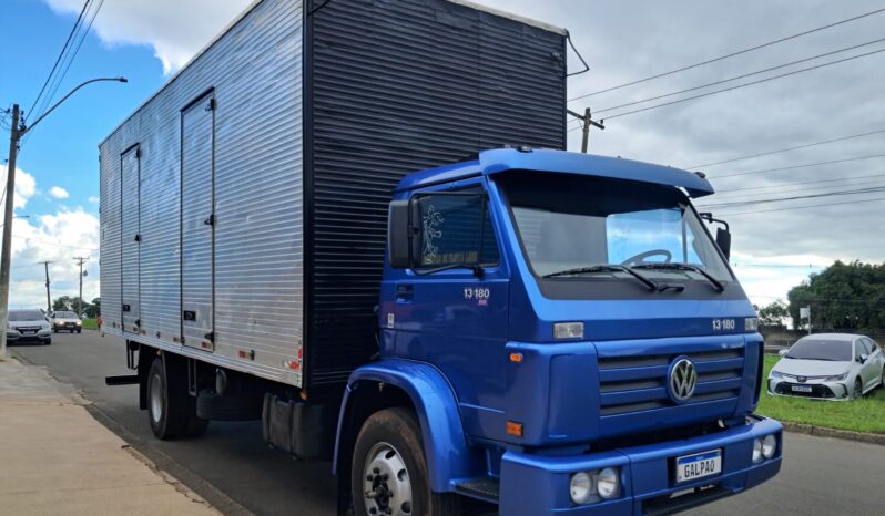 VW 13.180 Worker 4X2 TOCO BAÚ – (2000) completo