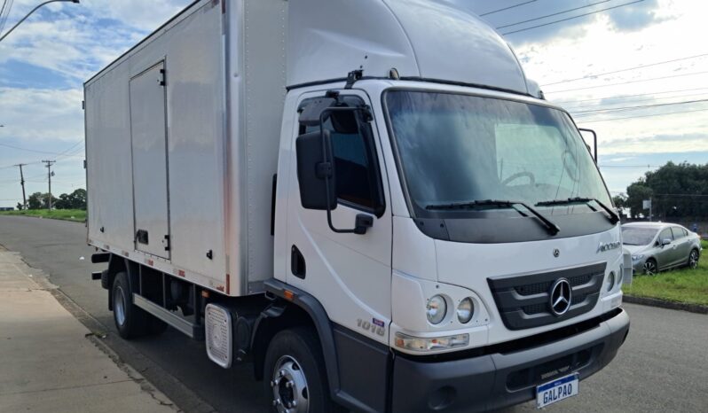 MB Accelo 1016 4X2 CE Baú Carga Seca – (2023) completo