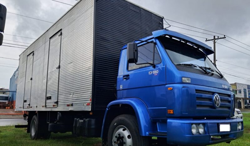 VW 13.180 Worker 4X2 TOCO BAÚ – (2000) completo