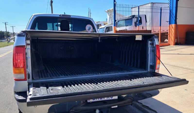 Ford F-250 XL 4X2 – (2004) completo