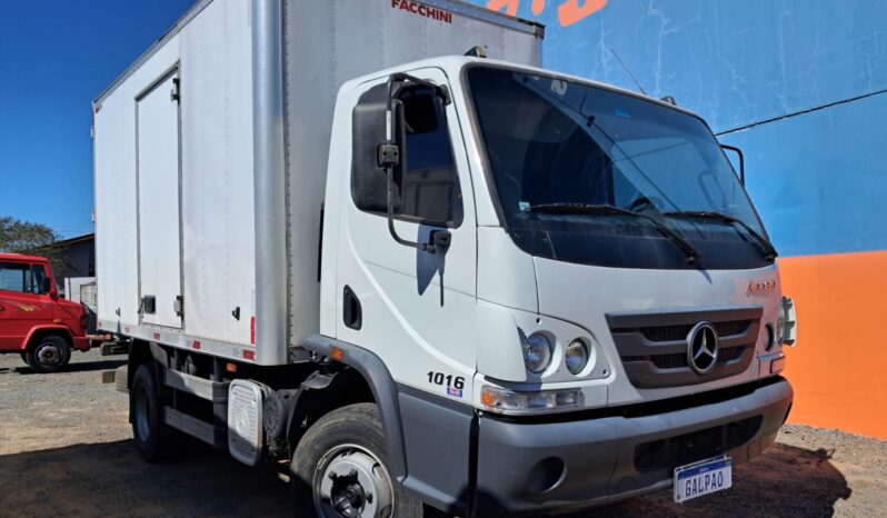 M.Benz Accelo 1016 4X2 Baú Carga Seca – (2021) completo