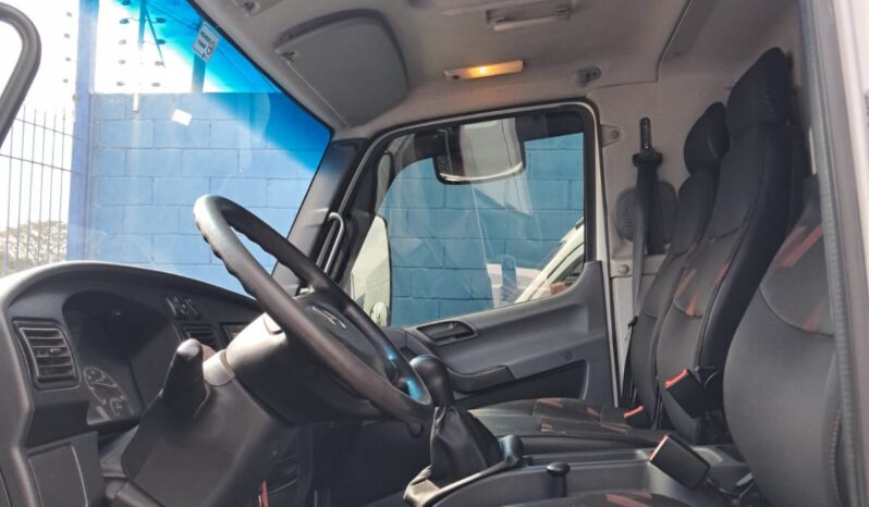 M.Benz Accelo 1016 4X2 Baú Carga Seca – (2021) completo