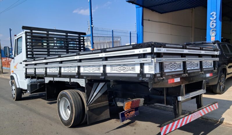 MB 710 Plus 4X2 Carroceria – (2011) completo