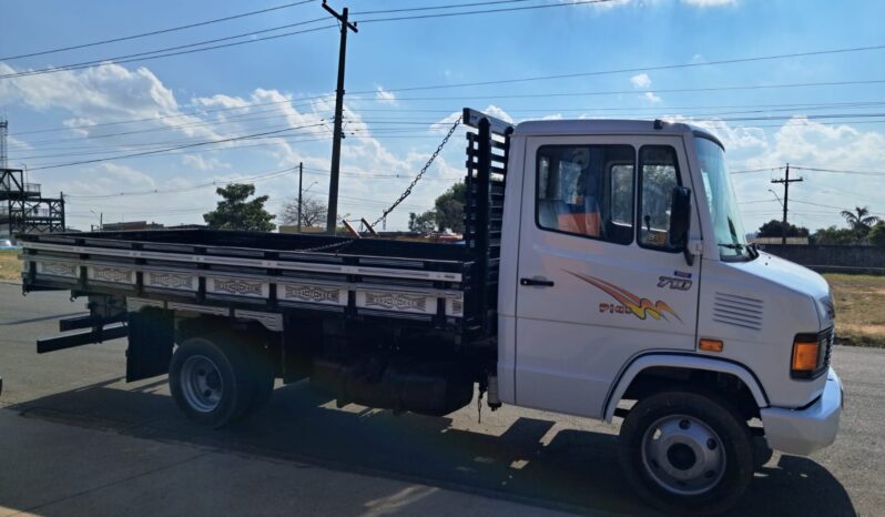 MB 710 Plus 4X2 Carroceria – (2011) completo
